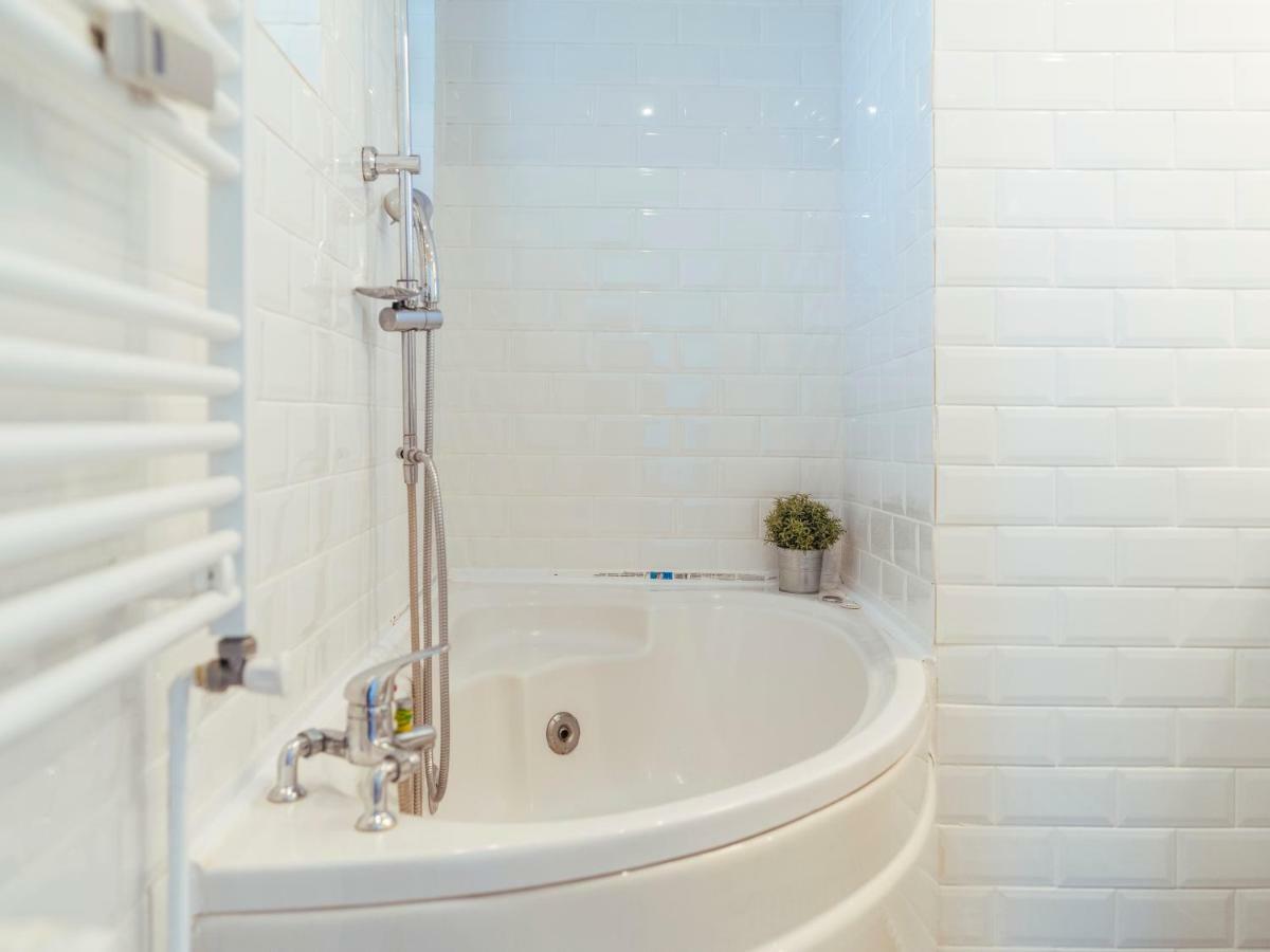 Parkview Apartment - Spectacular View & 2 Bedrooms Bukarest Exteriör bild